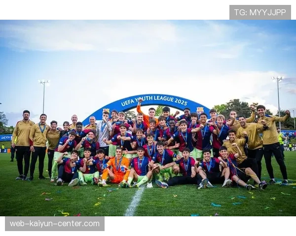 巴萨重返欧冠强队行列当前赛季走势变化及竞争格局影响